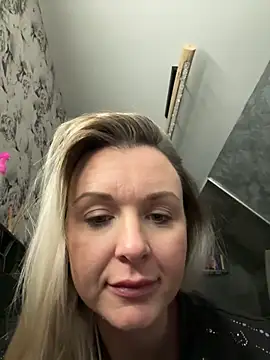 Snapshot of Bella-Tight chatting on February 12, 2026, 3:34 pm Bella-Tight online show from February 12, 2026, 3:34 pm