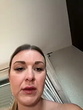 Snapshot of Bella-Tight chatting on March 18, 2026, 7:11 am Bella-Tight online show from March 18, 2026, 7:11 am