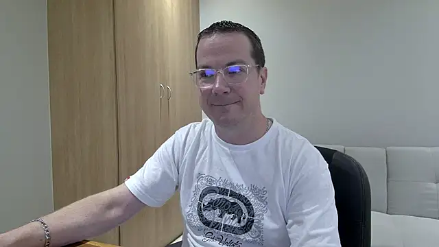 Snapshot of BrettJ81 chatting on November 10, 2025, 2:22 pm BrettJ81 online show from November 10, 2025, 2:22 pm