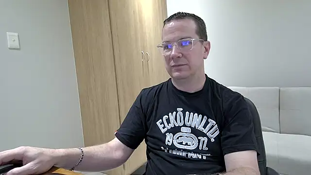 Snapshot of BrettJ81 chatting on October 30, 2025, 2:58 pm BrettJ81 online show from October 30, 2025, 2:58 pm