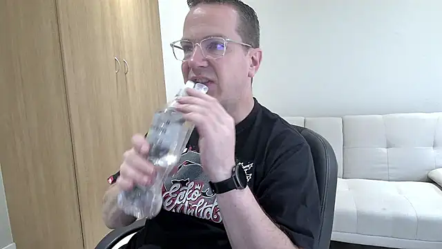 Snapshot of BrettJ81 chatting on November 28, 2025, 1:11 pm BrettJ81 online show from November 28, 2025, 1:11 pm