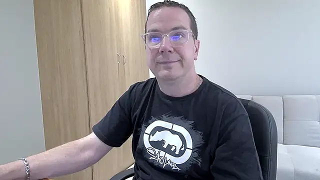 Snapshot of BrettJ81 chatting on December 1, 2025, 9:43 am BrettJ81 online show from December 1, 2025, 9:43 am