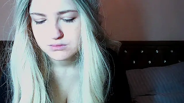 Snapshot of Sara4uu chatting on December 14, 2025, 12:44 pm Sara4uu online show from December 14, 2025, 12:44 pm