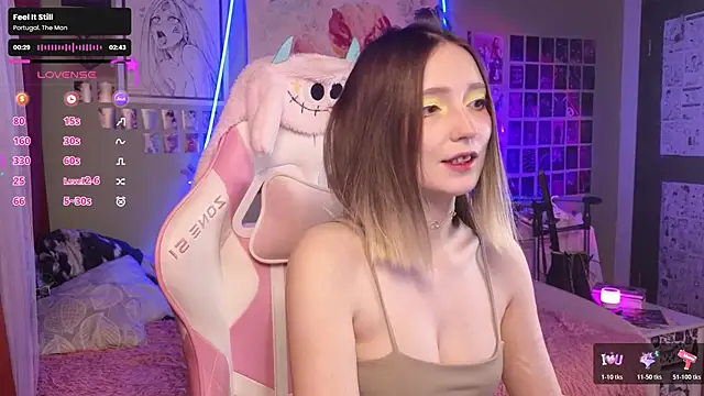 Snapshot of Evie_Ro chatting on November 25, 2025, 9:48 pm Evie Ro online show from November 25, 2025, 9:48 pm