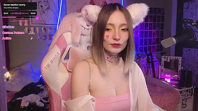 Snapshot of Evie_Ro chatting on November 22, 2025, 10:08 pm Evie Ro online show from November 22, 2025, 10:08 pm