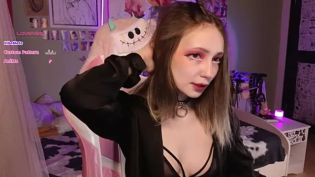 Snapshot of Evie_Ro chatting on March 23, 2026, 10:42 pm Evie Ro online show from March 23, 2026, 10:42 pm