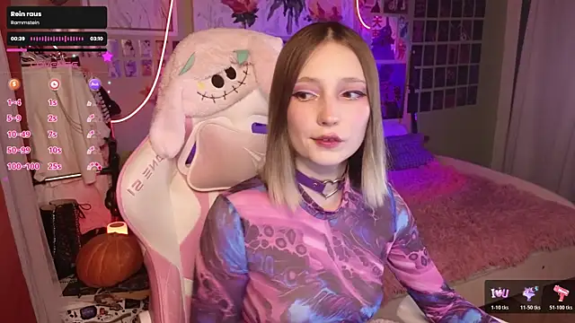 Snapshot of Evie_Ro chatting on October 24, 2025, 8:08 pm Evie Ro online show from October 24, 2025, 8:08 pm