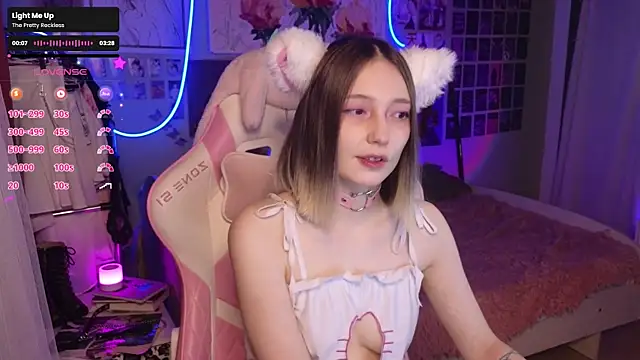 Snapshot of Evie_Ro chatting on October 13, 2025, 9:59 pm Evie Ro online show from October 13, 2025, 9:59 pm