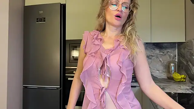 Snapshot of mommy_nadin chatting on October 7, 2025, 7:04 pm mommy nadin online show from October 7, 2025, 7:04 pm