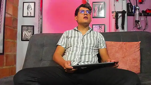 Snapshot of dom2travelersss chatting on March 17, 2025, 12:04 pm dom2travelersss online show from March 17, 2025, 12:04 pm