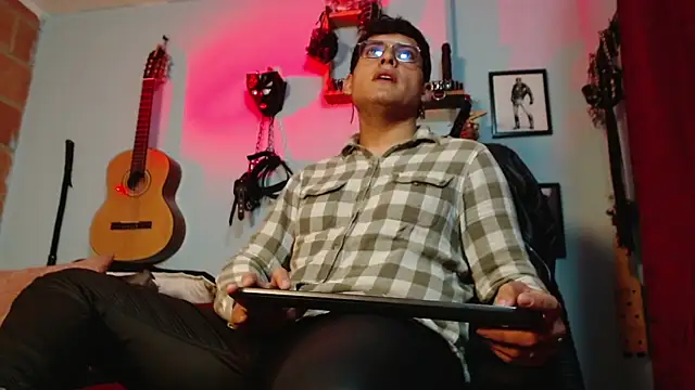 Snapshot of dom2travelersss chatting on September 15, 2025, 1:55 pm dom2travelersss online show from September 15, 2025, 1:55 pm