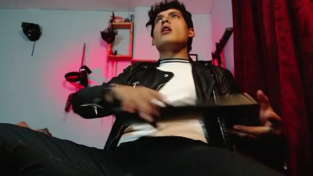 Snapshot of dom2travelersss chatting on October 13, 2025, 11:49 pm dom2travelersss online show from October 13, 2025, 11:49 pm