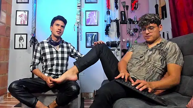 Snapshot of dom2travelersss chatting on February 3, 2025, 5:24 pm dom2travelersss online show from February 3, 2025, 5:24 pm