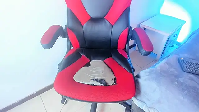 Snapshot of oliver_price1 chatting on July 5, 2026, 1:29 pm oliver price1 online show from July 5, 2026, 1:29 pm