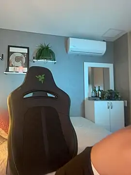 Snapshot of DaniDusan_ chatting on February 16, 2026, 8:40 pm DaniDusan online show from February 16, 2026, 8:40 pm