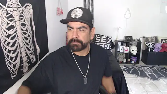 soyelcarlitos  online show from May 3, 2026, 5:38 pm