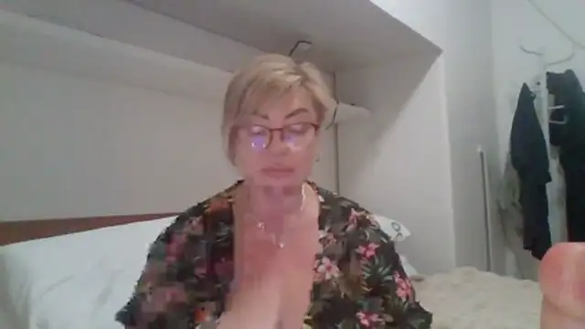 Snapshot of LindaL chatting on November 18, 2025, 12:19 pm LindaL online show from November 18, 2025, 12:19 pm